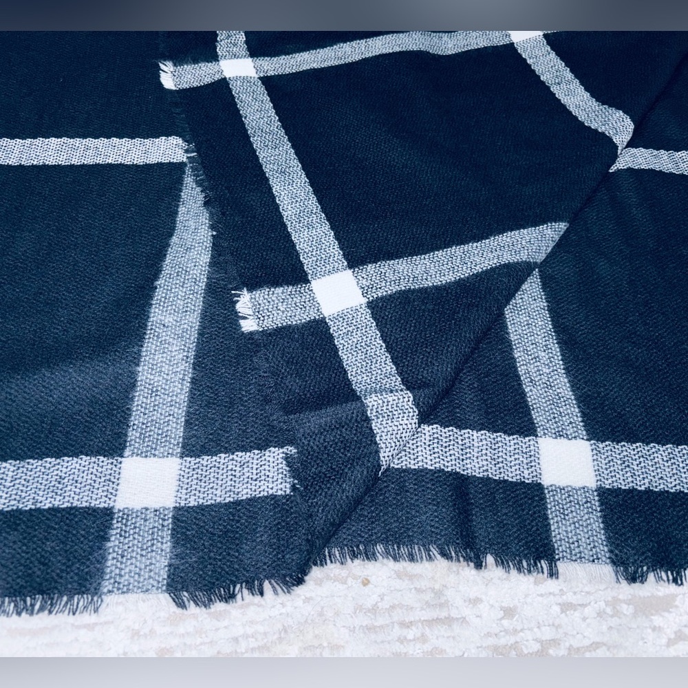 Old Navy Scarf | BLK /WHITE | 193 X 99 cm |
OS - Picture 5 of 8